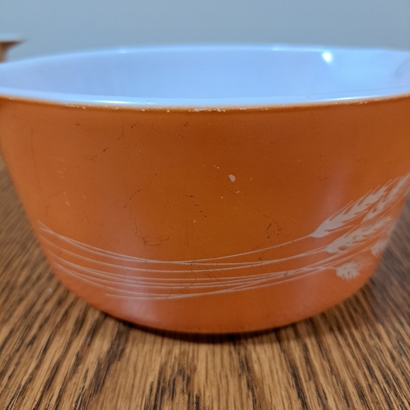 Pyrex Vintage Orange Casserole Dish With Handles Wheat Pattern 1.5 Liter - Picture 4 of 8